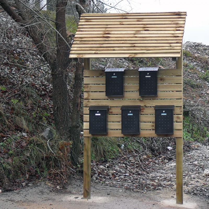 Cartellera de fusta amb teulada per bústies: Organització i Estètica en Entorns Rurals i Urbans
